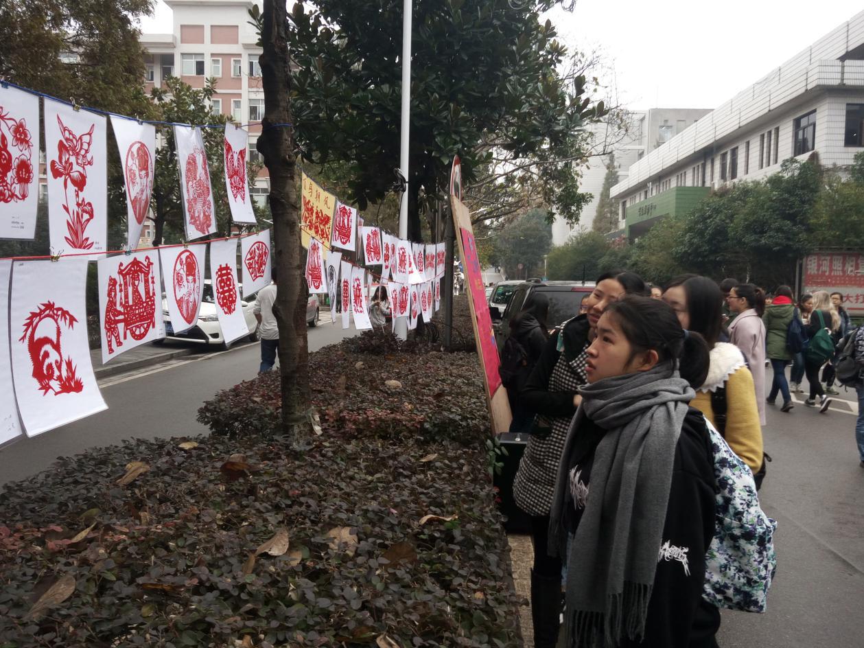 路过的行人和学生驻足观看