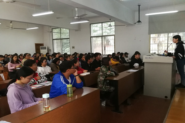 志愿者认真听讲