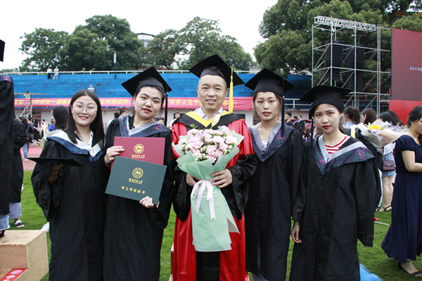 唐健雄与毕业生合影