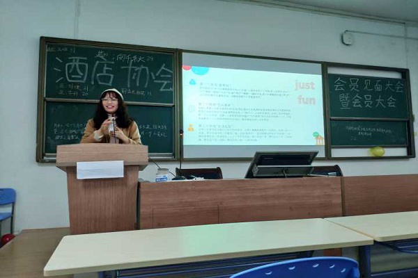 酒店协会理事长陈靖发言