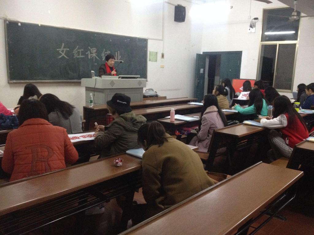 邓志伟主持此次女红课结业