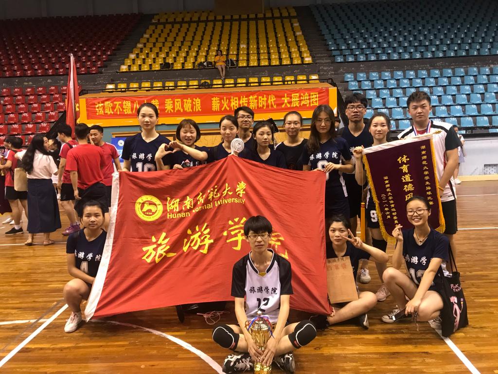 1946伟德国际源自英国女排赛后合照