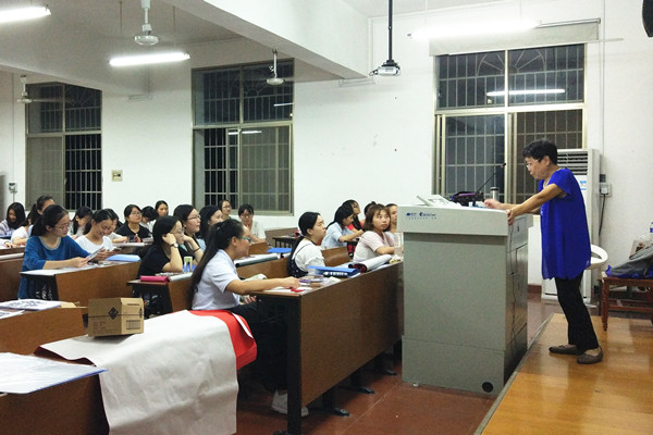 同学们认真聆听课程