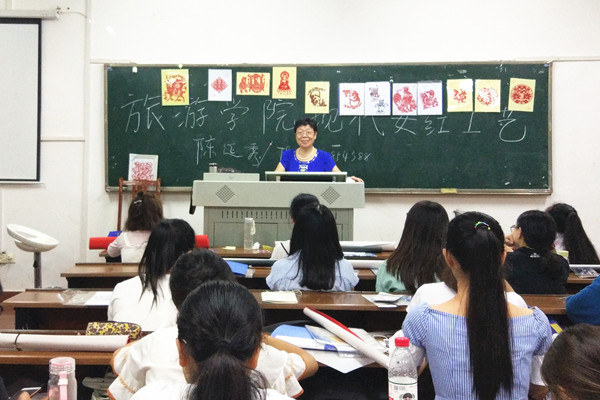 陈延秀展示剪纸作品