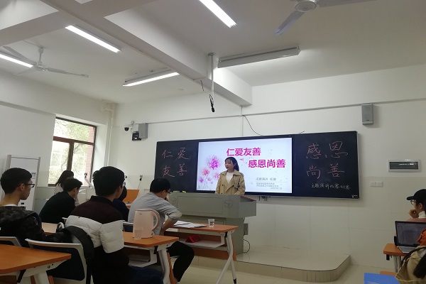 比赛选手进行演讲