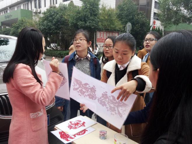 庞禅玉正在对女红作品进行讲解和说明