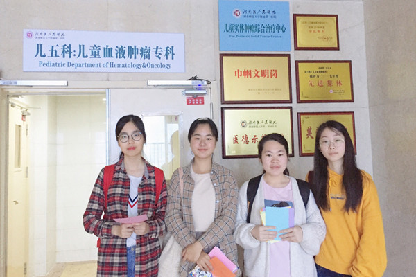 志愿者在省人民医院科室外