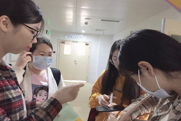 志愿者进行活动准备